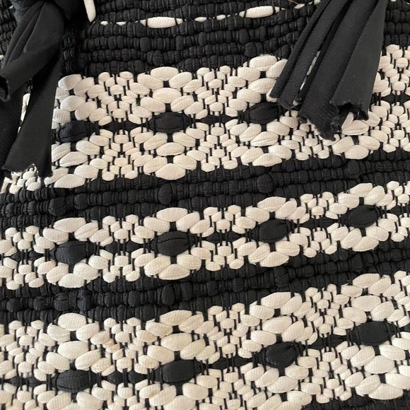Black and white crochet shoulder bag. - Picture 5 of 5